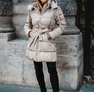 Öves steppelt télikabát beige – Hosszított női télikabát – Innova Fashion – 2. kép